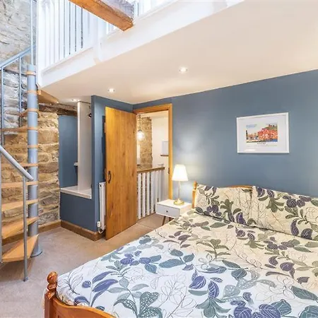 Host & - Cedar View * Whitby